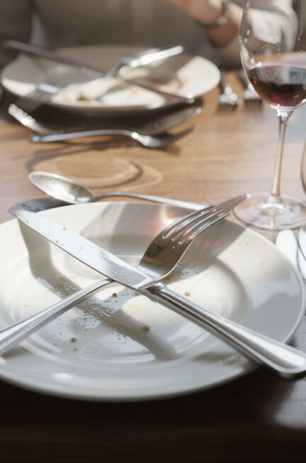 découvrez les erreurs courantes à éviter concernant la position des couverts en fin de repas pour adopter les bonnes pratiques à table.