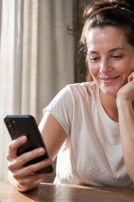 commencez vos journées avec le sourire grâce à ces sms humoristiques pour dire bonjour et égayer vos matinées.