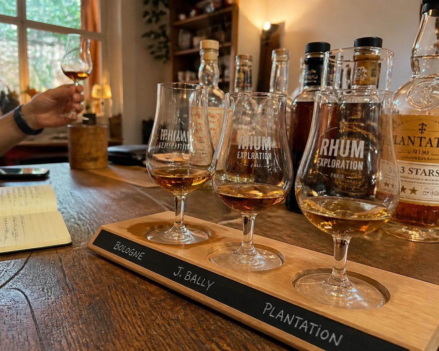 découvrez les principales différences entre une dégustation privée de rhum et une dégustation classique, pour vivre une expérience authentique et personnalisée.
