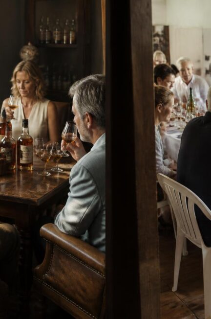 découvrez les principales différences entre une dégustation privée de rhum et une dégustation classique, pour une expérience adaptée à vos envies et à votre niveau.