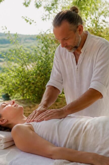 découvrez le massage énergétique au hameau de l'étoile à saint-martin-de-londres, une expérience unique alliant énergie et sérénité pour votre bien-être.