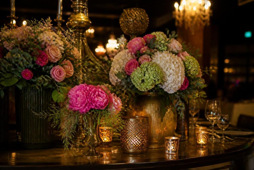 découvrez comment créer une ambiance unique et élégante pour votre soirée grâce à une décoration florale personnalisée et raffinée.