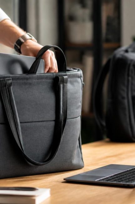 découvrez pourquoi choisir un sac cabas pour ordinateur portable peut être plus pratique et élégant qu'un sac à dos, alliant style, confort et fonctionnalité pour transporter vos appareils en toute sécurité.