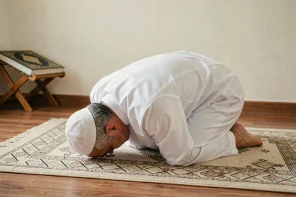Homme en prière de witr en prosternation sur un tapis de prière à la maison pendant le ramadan